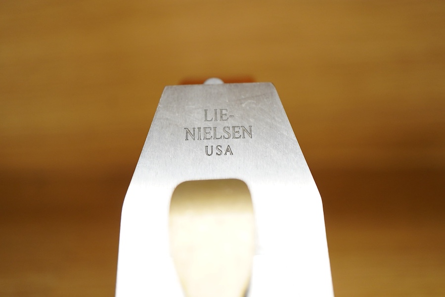 A Lie-Nielsen Toolworks No.5 1/4 smoothing plane, sold in addition with the later version of the chipbreaker